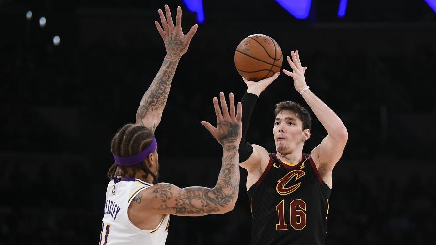Cedi Osman, dos Cavaliers, em lance contra Michael Beasley, dos Lakers - Kelvin Kuo/USA TODAY Sports