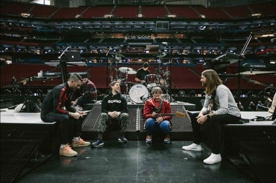 Maroon 5, uma das atrações do intervalo do jogo, divulgaram foto horas antes do jogo da preparação para a apresentação - @maroon5/Instagram