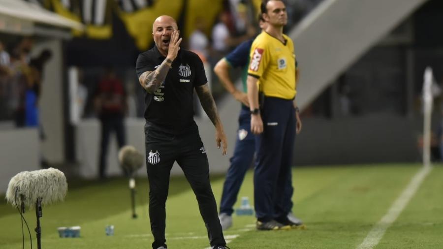 Jorge Sampaoli grita na Vila Belmiro durante jogo do Santos - Ivan Storti/Santos FC