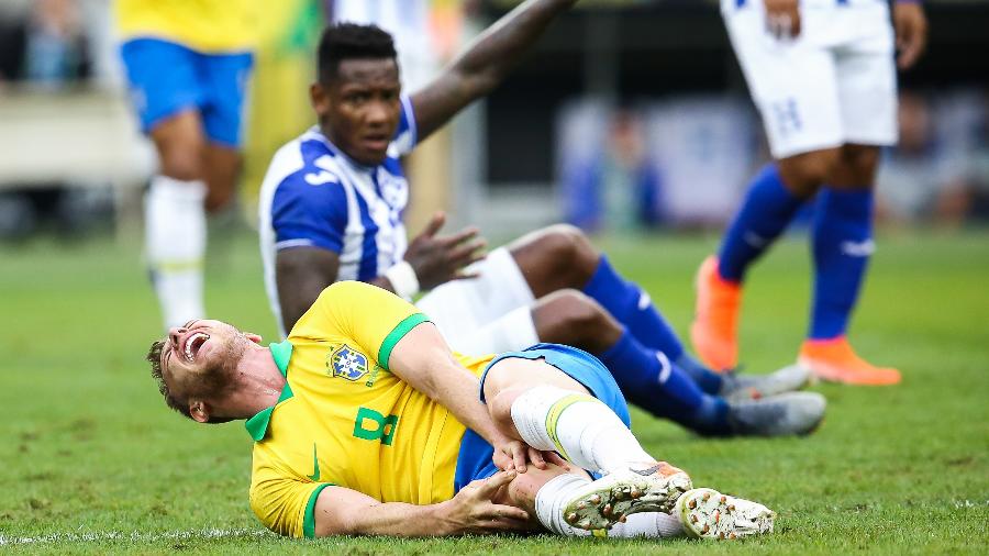 Arthur grita de dor após receber entrada de Romell Quioto, no amistoso entre Brasil e Honduras - Pedro H. Tesch/AGIF
