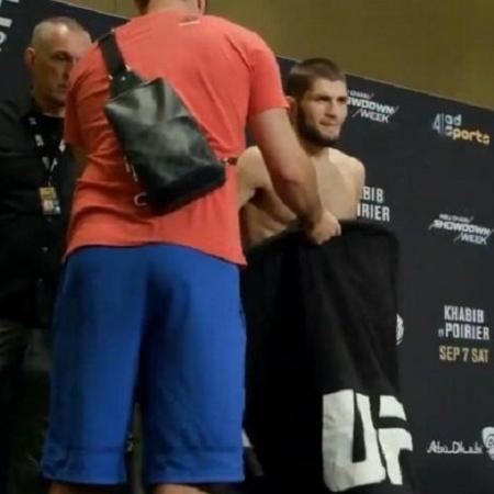 Khabib durante pesagem no UFC - Reprodução