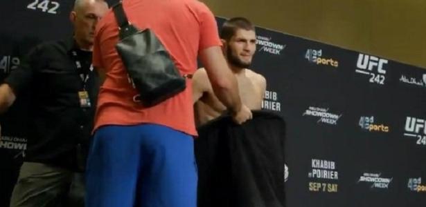 UFC 242: Khabib se pesa sem roupa para confirmar duelo