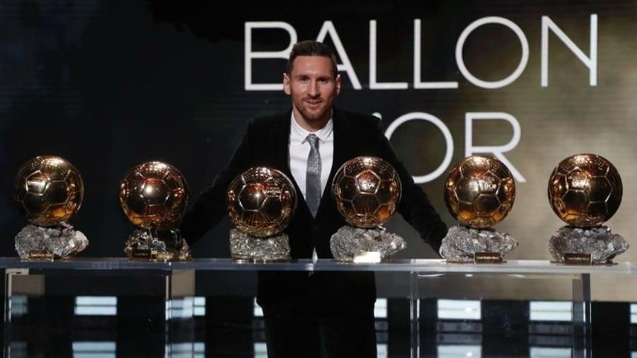 Lionel Messi posa ao lado das seis Bolas de Ouro que conquistou - @FCBarcelona/Twitter
