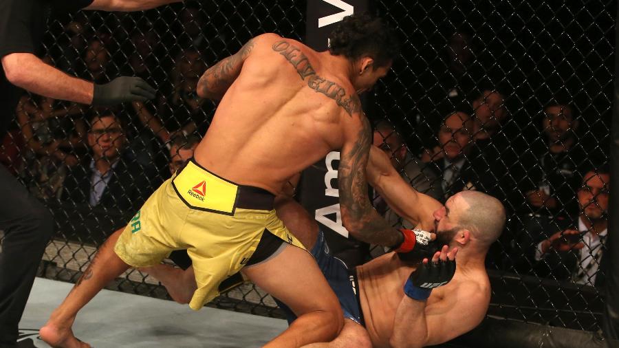 Charles do Bronx acerta Jared Gordon em luta do UFC - Alexandre Schneider/Zuffa LLC via Getty Images