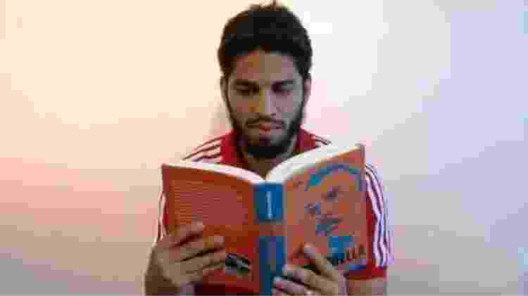 Zagueiro Wallace posa com o livro Marighella, de Mário Magalhães. Foto de 2013, nos tempos de Flamengo - Divulgação