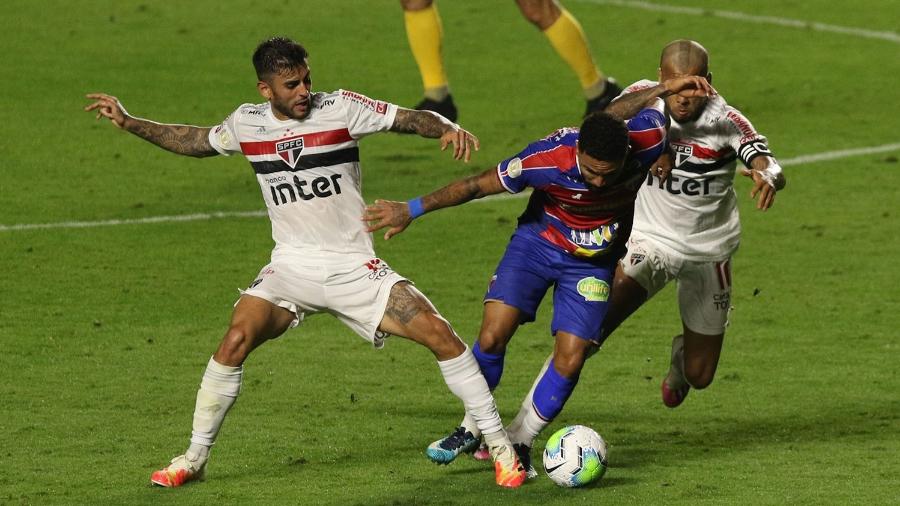 Liziero e Daniel Alves, do São Paulo, disputam bola com jogador do Fortaleza em partida de ontem (13) - Rubens Chiri/saopaulofc.net