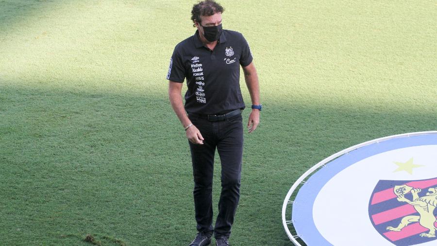 Cuca, treinador do Santos, volta a comandar a equipe contra o Sport após ser internado por covid-19 - Fernanda Luz/AGIF