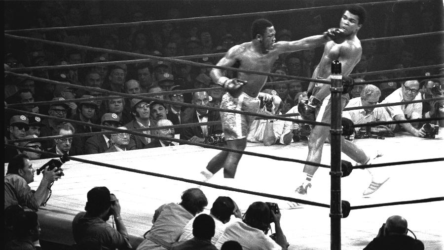 Joe Frazier (esquerda) tentar acertar um soco em Muhammad Ali durante a primeira luta entre os dois, em 1971 - John Shearer/The LIFE Picture Collection via 