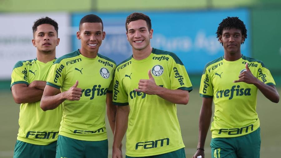 Gabriel Silva, Garcia, Fabinho e Pedro Acácio posam para foto durante treino do Palmeiras - Cesar Greco/Palmeiras