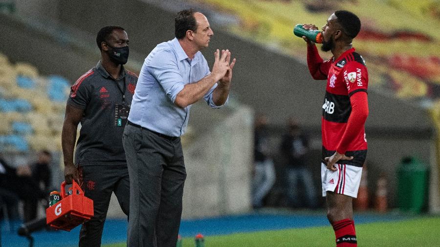 Rogério Ceni passa instruções para Gerson no jogo entre Flamengo e LDU na Libertadores - Alexandre Vidal/Flamengo