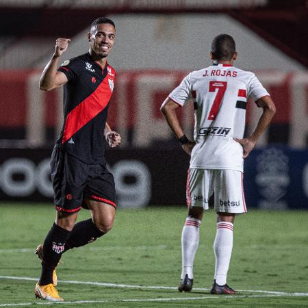 Eder comemora gol do Atlético-GO no confronto com o São Paulo pela Série A - Heber Gomes/AGIF