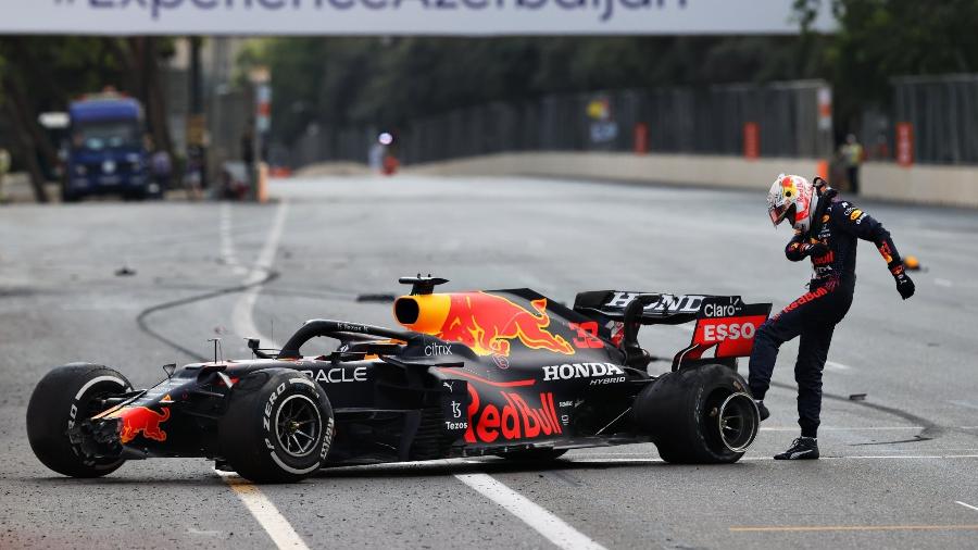 Verstappen chuta pneu furado que acabou com suas chances de vitória no GP do Azerbaijão, em junho - Reprodução/TV