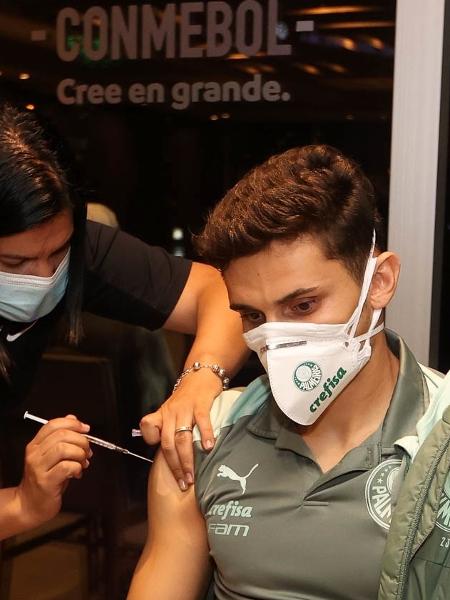 Raphael Veiga, do Palmeiras, recebeu a 1ª dose da vacina contra covid-19 no Paraguai - Cesar Greco/Palmeiras