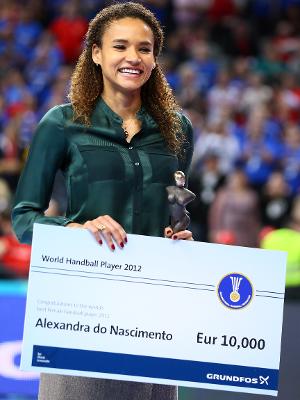 Alexandra leva o prêmio de melhor jogadora do mundo no handebol