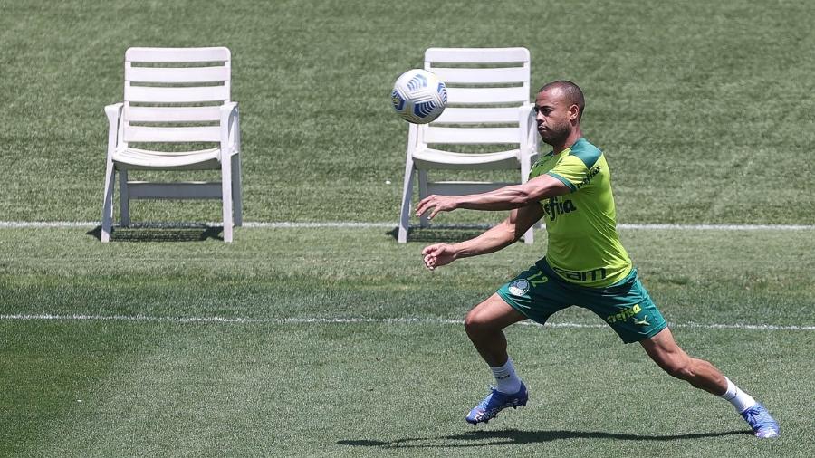 Mayke, do Palmeiras, em ação durante treinamento - Cesar Greco/Palmeiras