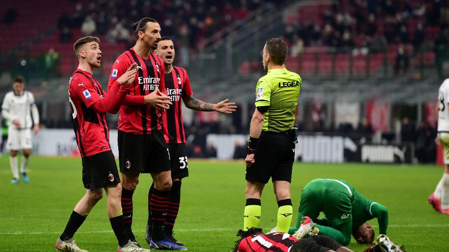 17.1.22 - Em campo, jogadores do Milan cobraram árbitro por erro,, mas depois do jogo, Ibrahimovic liderou os companheiros para consolá-lo - Pier Marco Tacca/AC Milan via Getty Images