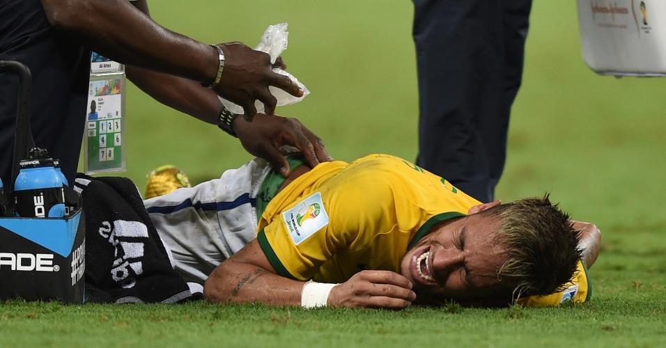 2014 - Neymar recebe assistência médica no jogo contra a Colômbia na Copa do Brasil