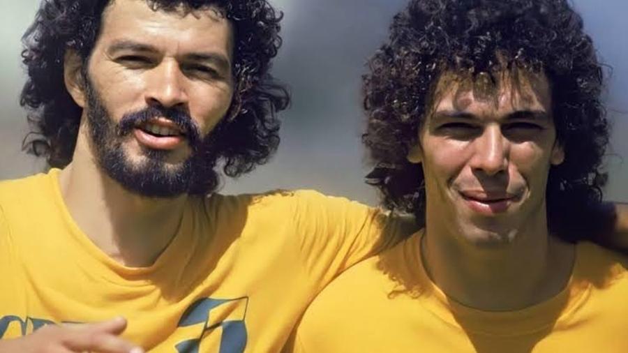 Sócrates e Casagrande juntos, em um treino da seleção brasileira na Toca da Raposa