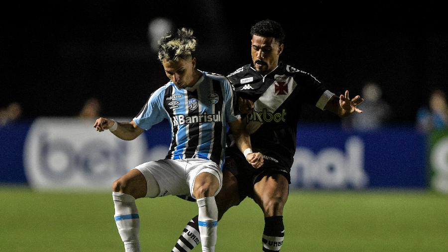 Gabriel Dias, do Vasco, disputa lance com Biel, do Grêmio, em jogo pela Série B do Brasileirão - Thiago Ribeiro/AGIF