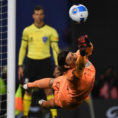 Cássio defende pênalti de Ramírez em Boca Juniors x Corinthians, válido pelas oitavas de final da Libertadores