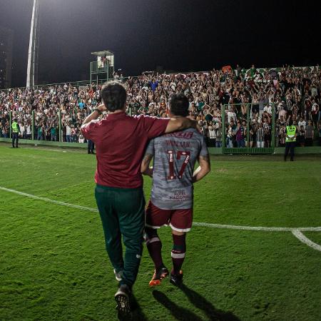 Fernando Diniz e Willian Bigode vão até a torcida após vitória sobre o Goiás: 3 a 2 - Marcelo Gonçalves / Fluminense