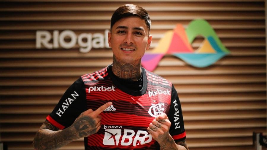 Volante chileno Erick Pulgar, de 28 anos, posa para fotos com a camisa do Flamengo em sua chegada - Gilvan de Souza / Flamengo