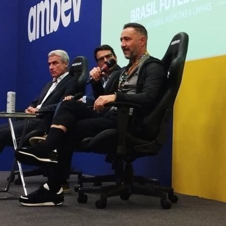 Vítor Pereira, técnico do Corinthians, fala em painel sobre técnicos estrangeiros na Brasil Futebol Expo - Arthur Sandes/UOL