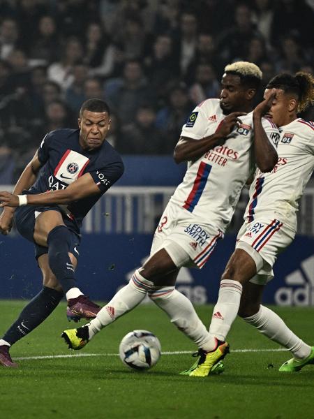 Mbappé tenta finalizar durante PSG x Lyon, jogo do Campeonato Francês - Jeff PACHOUD / AFP