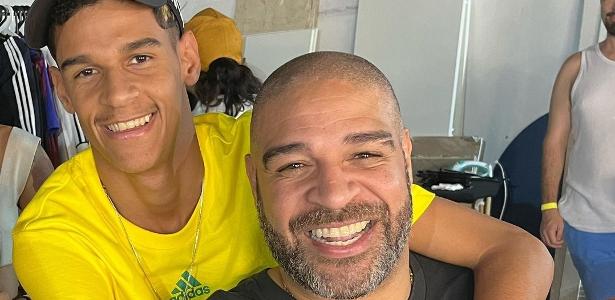 Adriano Imperador posa com Luva de Pedreiro e participa de desafio