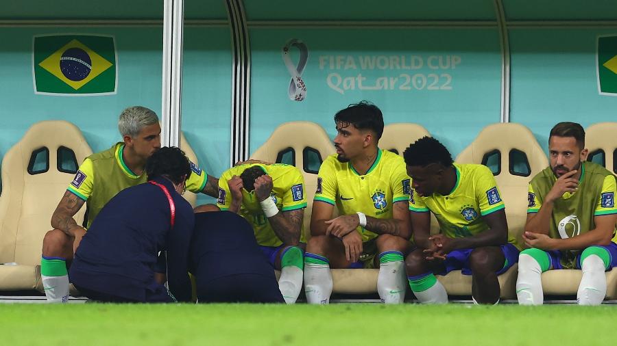 Neymar lamenta dores no tornozelo no banco de Brasil x Sérvia pela Copa do Mundo - Chris Brunskill/Fantasista/Getty Images