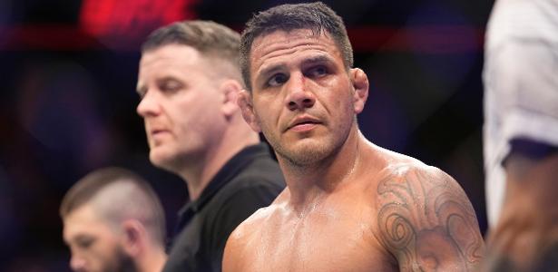 Último lutador a vencer Rafael dos Anjos pede disputa de título no Brasil