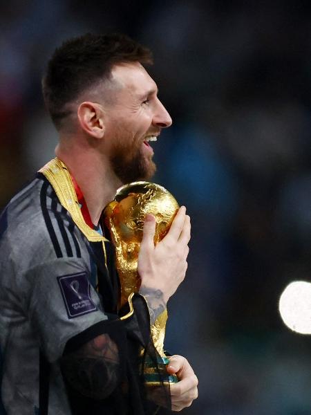 Argentina x France - Lionel Messi com a taça da Copa do Mundo de 2022 - HANNAH MCKAY/REUTERS