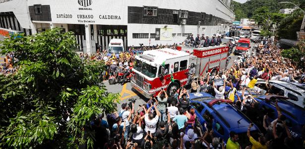 Carro dos bombeiros dá início a cortejo de Pelé pelas ruas de Santos