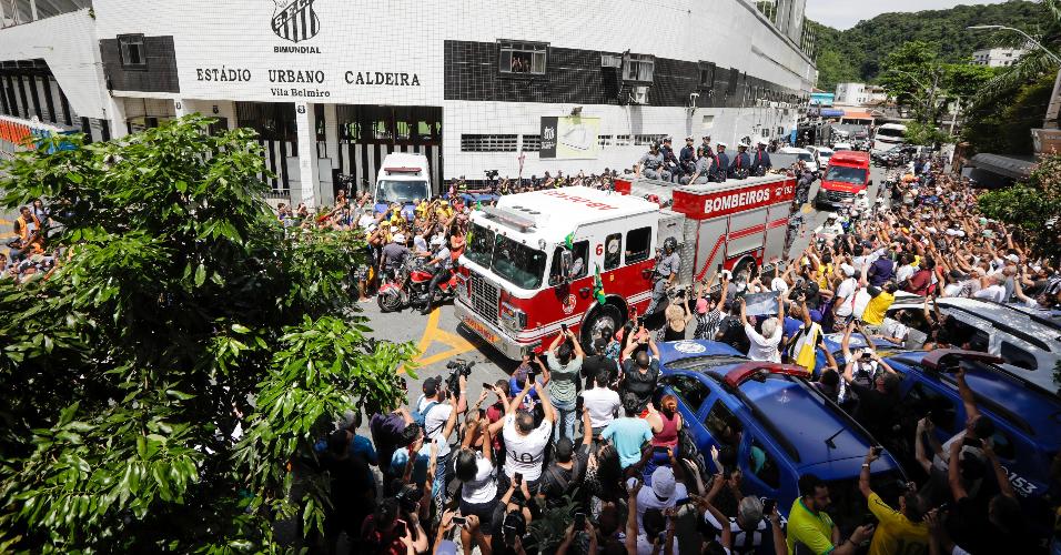 Carro dos bombeiros dá início a cortejo do Rei Pelé pelas ruas de Santos