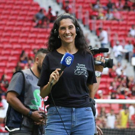 Bruna Dealtry, repórter da CazéTV, deixou a transmissão do jogo entre Vasco e Boavista para ir ao banheiro - Reprodução/Instagram