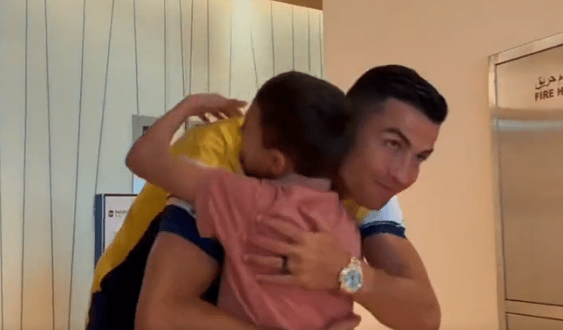 Cristiano Ronaldo e o menino sírio se abraçam