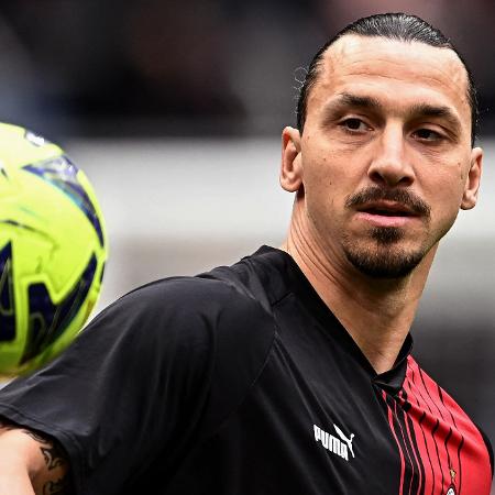 Zlatan Ibrahimovic no aquecimento de Milan x Lecce - GABRIEL BOUYS/AFP