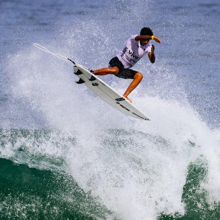 Samuel Pupo é um dos brasileiros que entram no mar de Saquarema durante o dia - Daniel Smorigo/World Surf League