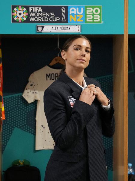 Alex Morgan posa para foto no vestiário da seleção dos EUA com terno