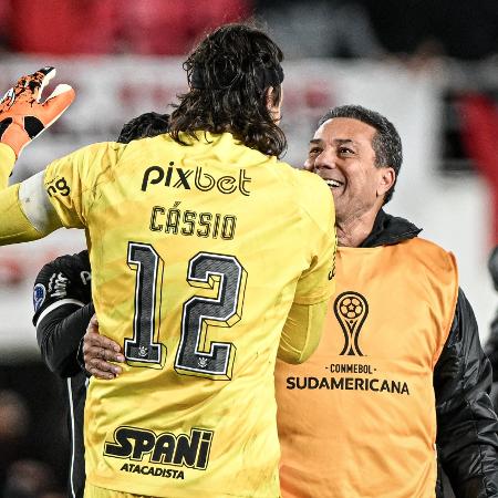 Luxemburgo, técnico do Corinthians, comemora a classificação na Sul-Americana com Cássio
