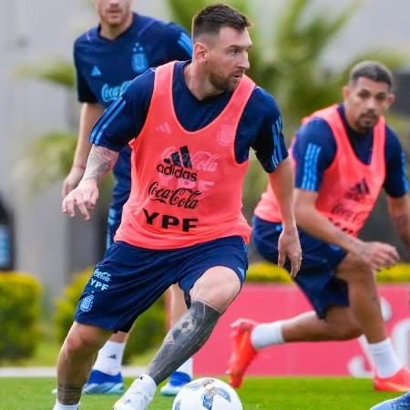 Messi durante treino da seleção da Argentina antes de jogo contra o Paraguai, pelas Eliminatórias para a Copa do Mundo