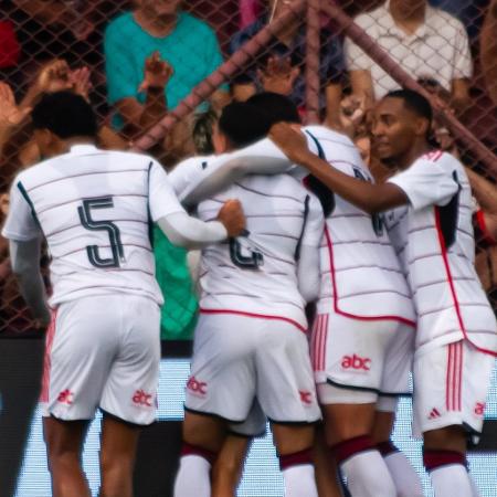 Jogadores do Flamengo comemoram gol de Werton contra o Audax, pela Copinha