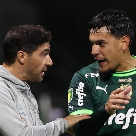 Abel Ferreira e Gustavo Gómez conversam durante a partida entre Palmeiras e Inter de Limeira