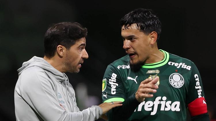 Abel Ferreira e Gustavo Gómez conversam durante a partida entre Palmeiras e Inter de Limeira