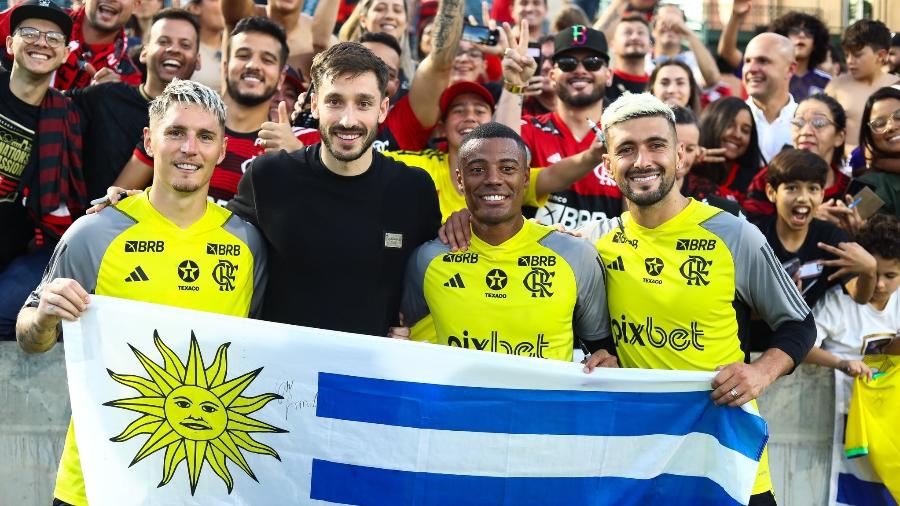 Varela, Viña, De La Cruz e Arrascaeta, do Flamengo, com a bandeira do Uruguai