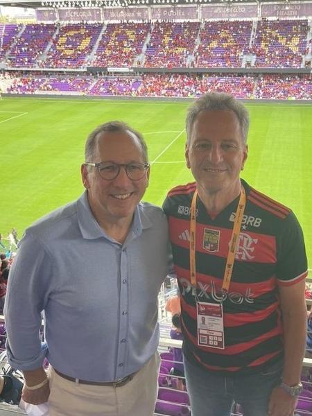 John Textor, da SAF do Botafogo, assiste jogo ao lado de Landim, presidente do Flamengo