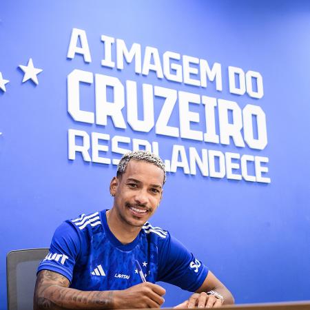 Matheus Pereira assina contrato em definitivo com o Cruzeiro