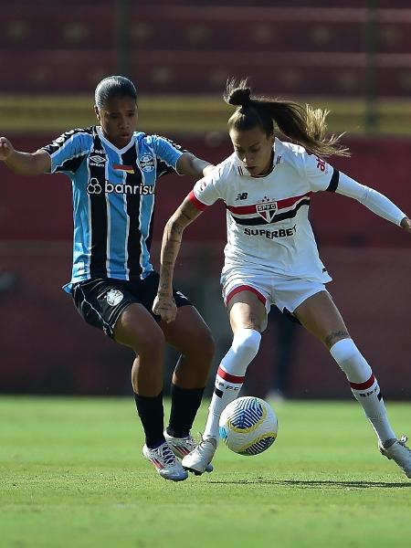 Ariel Godoi, do São Paulo, em ação contra o Grêmio nas quartas do Brasileirão Feminino