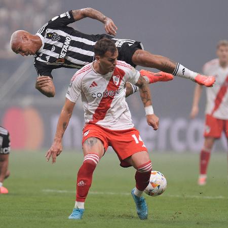 Deyverson disputa a bola durante Atlético-MG x River Plate, partida da Libertadores