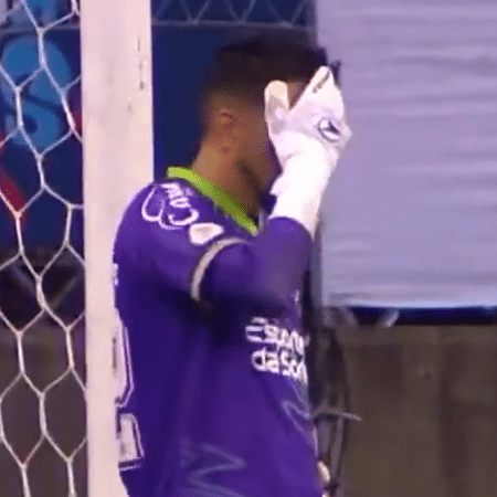 Marcos Felipe errou lançamento e viu Luiz Gustavo, com o gol aberto, abrir o placar